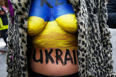 פעילת "פמן" מפגינה למען אוקראינה בניו יורק (צילום: רויטרס) (צילום: רויטרס)