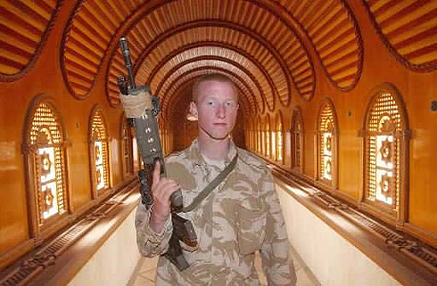 חייל בריטי בארמון סדאם בבצרה (צילום: רויטרס) (צילום: רויטרס)