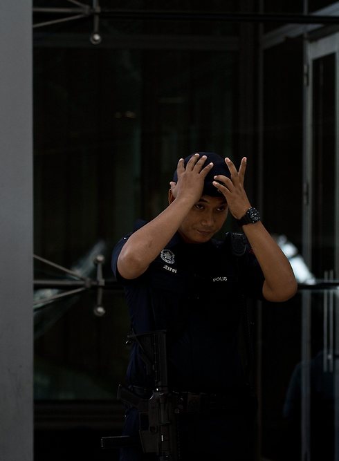 גם השוטר לא מאמין (צילום: AFP) (צילום: AFP)