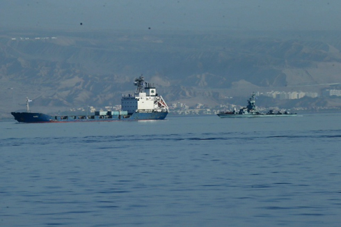 אוניית הנשק נכנסת בליווי הסטי"לים  (צילום: מוטי קמחי) (צילום: מוטי קמחי)
