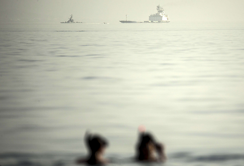 צפים וצופים בספינות מגיעות לנמל אילת (צילום: AFP) (צילום: AFP)