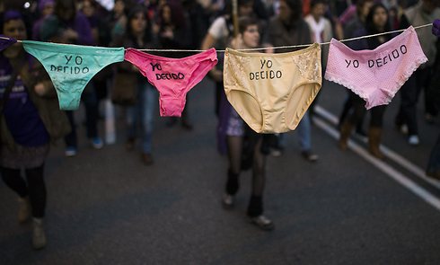 "אני מחליטה" נרשם על תחתונים בהפגנה במדריד נגד הגבלת הפלות (צילום: AP) (צילום: AP)