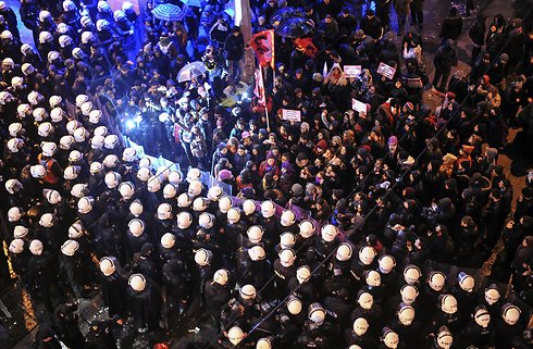 באיסטנבול חסמה המשטרה מפגינות שצעדו לעבר כיכר טקסים (צילום: AFP) (צילום: AFP)