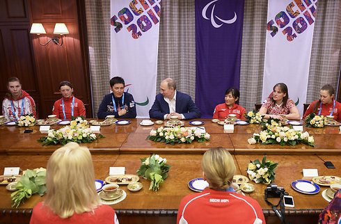 פוטין חלק כבוד לספורטאיות שמשתתפות במשחקים הפראלימפיים בסוצ'י (צילום: AP) (צילום: AP)