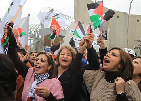 נשים פלסטיניות הפגינו במחסום קלנדיה נגד גדר ההפרדה (צילום: AFP) (צילום: AFP)
