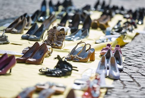עשרות נעלי נשים סודרו בפרנקפורט בגרמניה במחאה נגד אפליית נשים (צילום: EPA) (צילום: EPA)