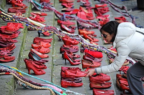 נעליים אדומות בפירנצה כחלק מקמפיין לקידום שוויון בין המינים (צילום: EPA) (צילום: EPA)