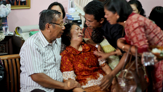 המשפחות עדיין מחפשות תשובות (צילום: AP) (צילום: AP)