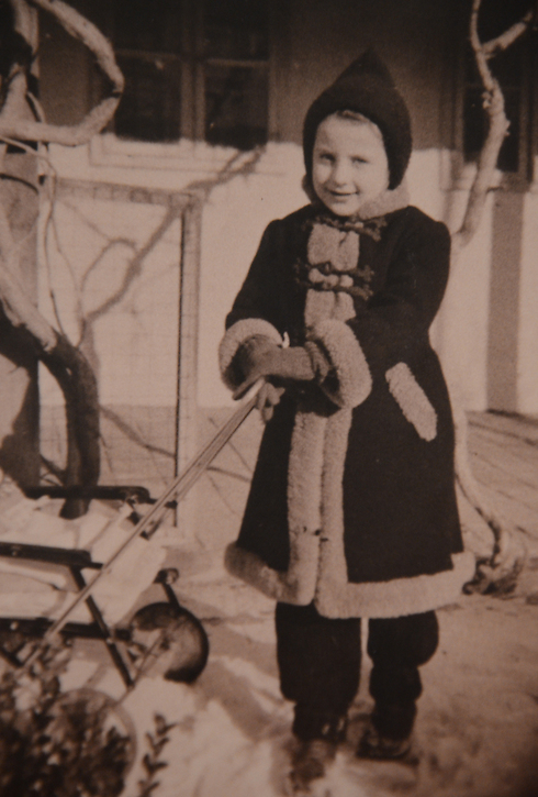 קתלין שוורץ כילדה בתקופת המלחמה (צילום: מוחמד שינאווי) (צילום: מוחמד שינאווי)