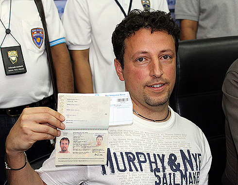 מראלדי והדרכון. נגנב בפוקט (צילום: AP) (צילום: AP)