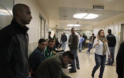 שחקני בני יהודה ממתינים לתוצאות הבדיקה של דהן בביה"ח (צילום: זהר שחר) (צילום: זהר שחר)