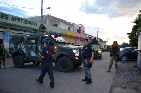 כוחות הביטחון המכסיקניים ליד זירת חיסולו של מורנו (צילום: EPA) (צילום: EPA)