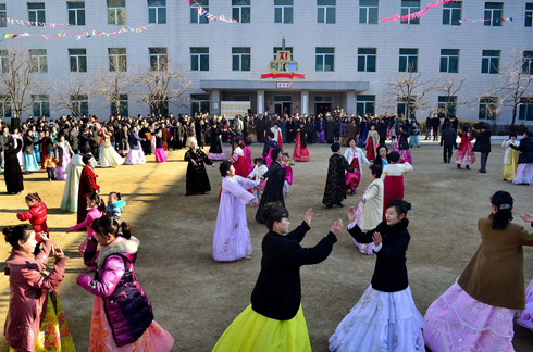 צפון קוריאניות "מאושרות" פוצחות בריקודים אחרי ההצבעה (צילום: AFP PHOTO / KCNA VIA KNS) (צילום: AFP PHOTO / KCNA VIA KNS)