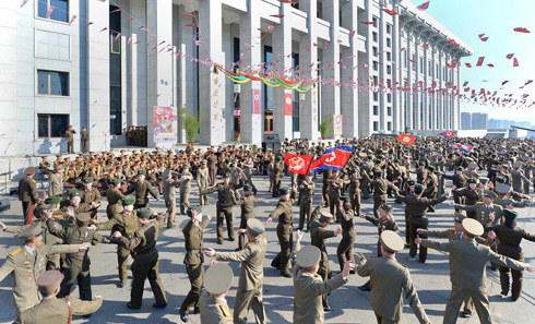 חיילים רוקדים אחרי שהצביעו בקלפי בצפון קוריאה (AFP PHOTO / KCNA VIA KNS) (AFP PHOTO / KCNA VIA KNS)