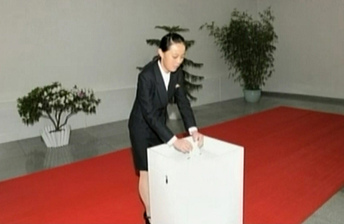 אחותו הצעירה של המנהיג, קים יו ג'ונג, מצביעה בקלפי (צילום: AFP) (צילום: AFP)