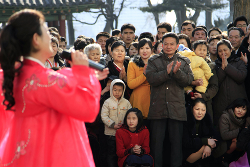 אזרחים צפון קוריאנים במופע של זמרת ליד תחנת הצבעה (צילום: AP) (צילום: AP)