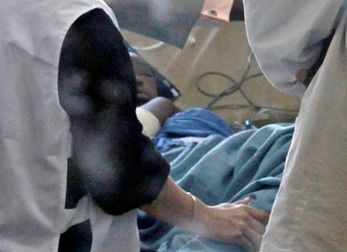 בקרי בבית החולים אחרי ההתרסקות ב-2009 (צילום: AP) (צילום: AP)