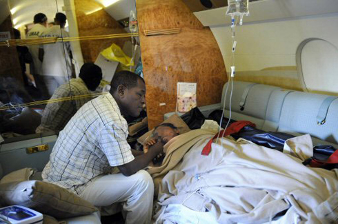 אביה של בהיה אחרי ההתרסקות. הרגישה "הלם חשמלי" (צילום: AFP) (צילום: AFP)