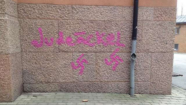 Swastikas in Stockholm (Photo: Calle Nathanson, Twitter) (Photo: Twitter)