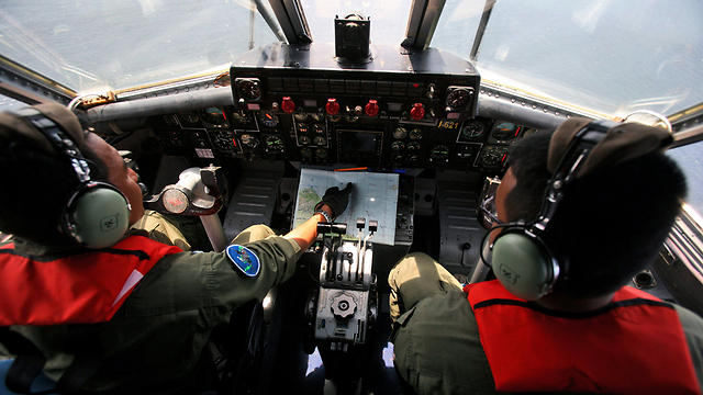 צוות חיפוש טס מעל הים בחיפוש אחרי שברי המטוס (צילום: AP) (צילום: AP)