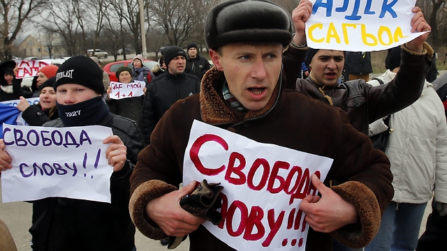 הפגנות אנטי-רוסיות של טטרים בקרים (צילום: AP) (צילום: AP)
