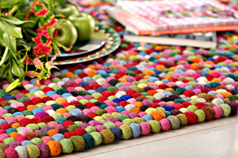 שטיח במראה מסטיקים עגולים וצבעוניים של כרמל שטיחים ופרקט ()