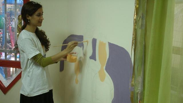 מוריה כהן מציירת ביום מעשים טובים ()