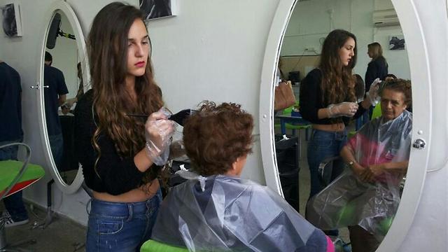 תלמידת מגמת עיצוב שיער בבי"ס ברנקו וייס מעצבת שיער ()