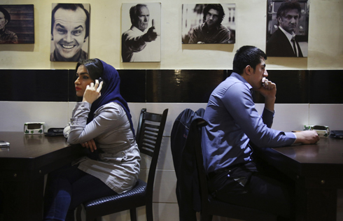 גברים ונשים, זה לצד זה, בבית קפה בטהרן (צילום: AP) (צילום: AP)