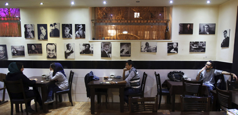 צעירים מבלים בבית קפה בטהרן (צילום: AP) (צילום: AP)