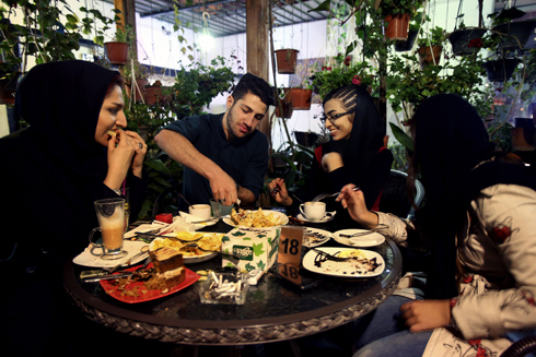 Young Iranian adults eat at a cafe in Tehran, Iran (Photo: AP) (Photo: AP)