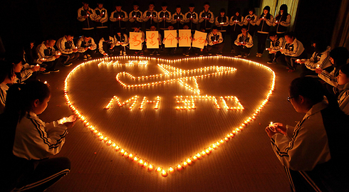 מתפללים בסין למען הנעדרים        (צילום: גטי אימג'נבק) (צילום: גטי אימג'נבק)