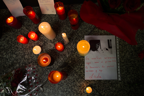נרות נשמה באתר הנצחה להרוגי מתקפת הטרור, היום (צילום: AP) (צילום: AP)
