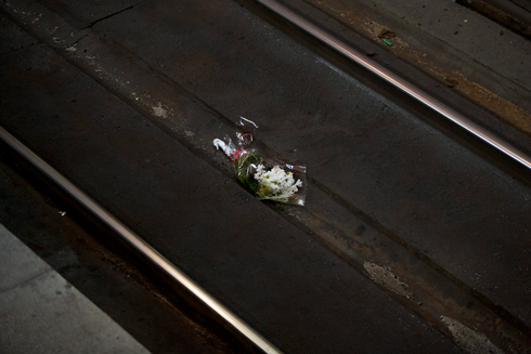 פרח על המסילה בתחנה שאליה נסעה הרכבת בעת הפיגוע (צילום: AP) (צילום: AP)