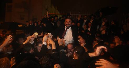 ראש העיר משה אבוטבול מוקף בתומכים (צילום: גיל יוחנן) (צילום: גיל יוחנן)