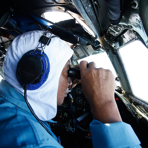 המטוס סטה מנתיבו. צוות של חיל האוויר הווייטנאמי שמשתתף במבצע החיפוש (צילום: רויטרס) (צילום: רויטרס)