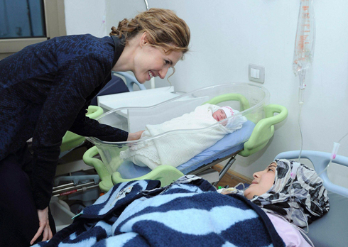 הגברת הראשונה משוחחת עם יולדת בבית חולים בדמשק (צילום: רויטרס) (צילום: רויטרס)