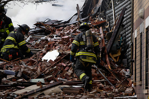 כבאים בהריסות הבניין (צילום: רויטרס) (צילום: רויטרס)