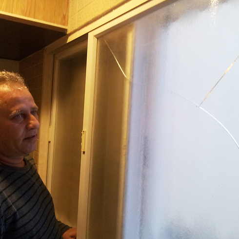 בבית בשדרות נסדקו חלונות כתוצאה מקול פיצוץ (צילום: מתן צורי) (צילום: מתן צורי)