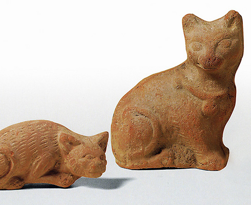 משמאל - חתול כורע, חימר. מצרים. הלניסטי מאוחרת. המאה הראשונה לפנה"ס - המאה הראשונה לספירה. במרכז - חתול יושב. צלמית חימר. מצרים. ככל הנראה רומאי, מאה 1-2 לספירה
