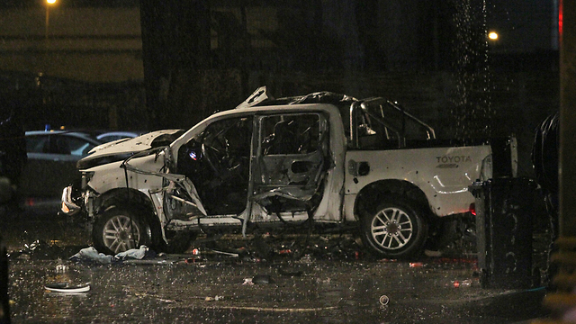 הרכב שהתפוצץ בנתניה, הערב (צילום: עידו ארז) (צילום: עידו ארז)