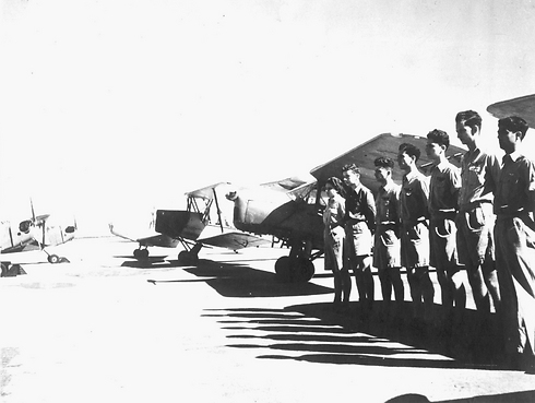 מסדר חניכי הקלוב לפני העברת שלושת המטוסים לתל נוף, 1947 (צילום: אודי גזית) (צילום: אודי גזית)