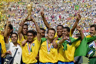 ברזיל מניפה את הגביע ב-94'. "שום דבר לא יעמיד בצל את התואר" (צילום: גטי אימג'ס) (צילום: גטי אימג'ס)