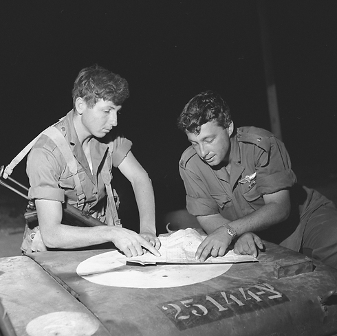 הר ציון ביחד עם מפקדו, אריאל שרון (צילום: ארכיון במחנה) (צילום: ארכיון במחנה)