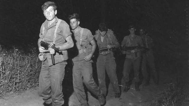 Har-Zion leads paratroopers (Photo: Bamahane Archive)