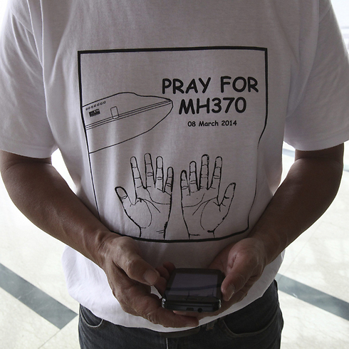 אזרחי מלזיה ממשיכים להתפלל  (צילום: AP) (צילום: AP)