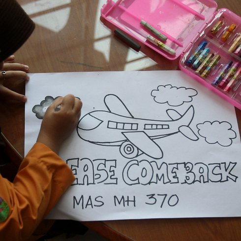 התעלומה והתפילות. ילדה בת 8 מאינדונזיה מציירת (צילום: AP) (צילום: AP)