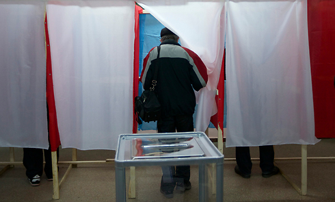 Crimeans at the voting station (Photo: AP)