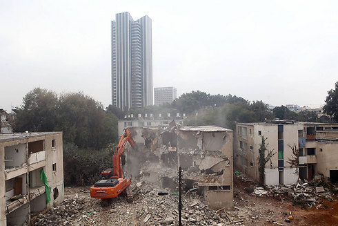 ההריסה לצורך בניית מגדלים - בעיצומה (צילום: אמיר ישראלי) (צילום: אמיר ישראלי)