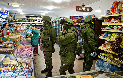 חייליו של פוטין בפרלבנה, אוקראינה (צילום: AP) (צילום: AP)